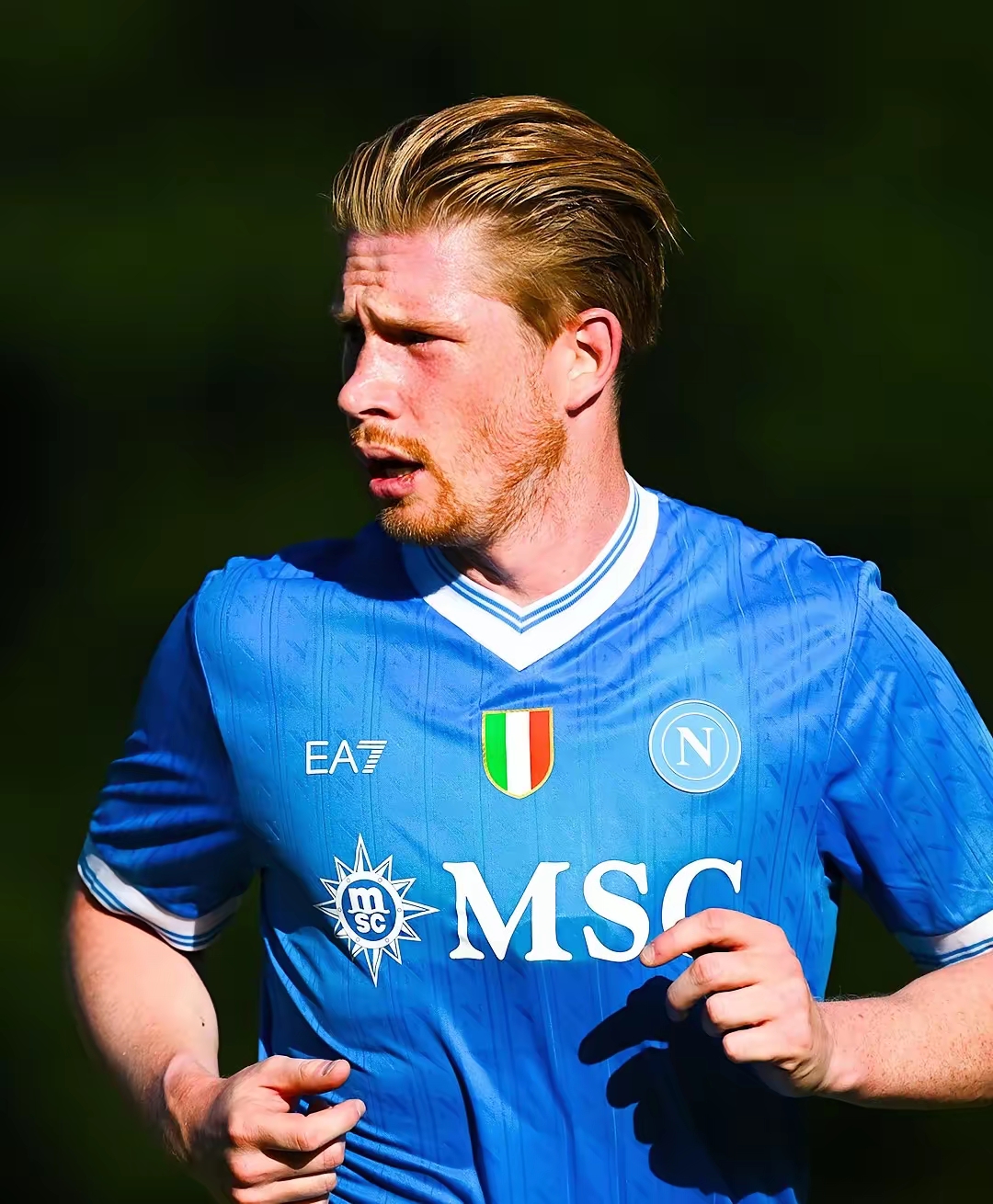 上海久事以111-72大胜四川丰谷，展现强大实力，全队多点开花，四川队虽努力但难敌强队。