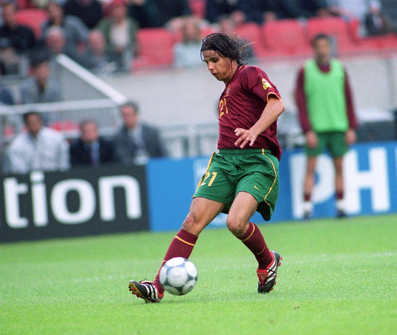 詹姆斯第15次中国行人气依旧爆棚，为上海交大球赛开球并与同学互动